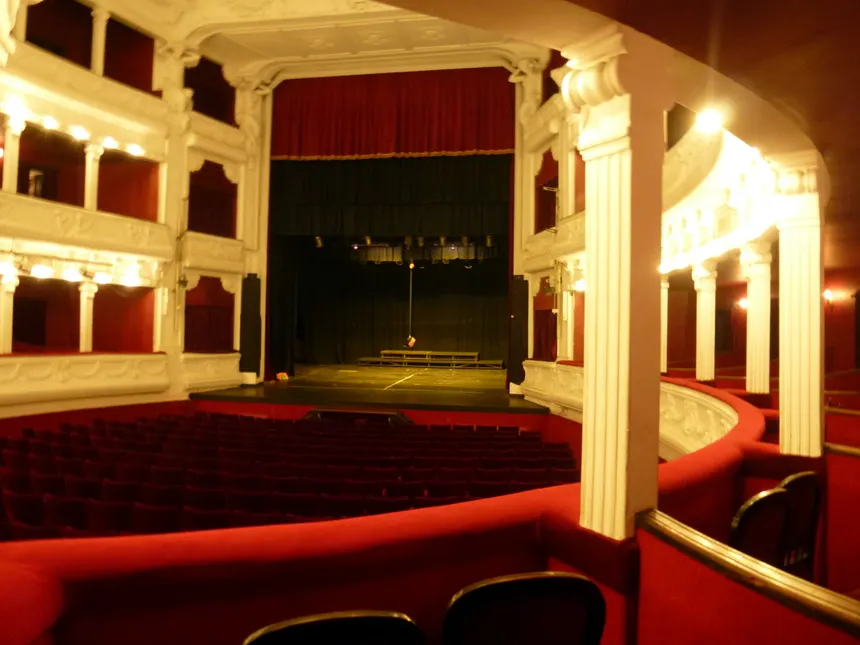 Fachada histórica del Teatro Mitre